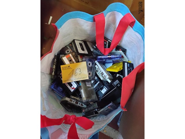 Lot 163 - zak met muziekcassettes zonder doosje '80- ideaal voor kunst - afbeelding 1 van  1