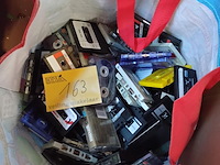 Lot 163 - zak met muziekcassettes zonder doosje '80- ideaal voor kunst - afbeelding 1 van  1