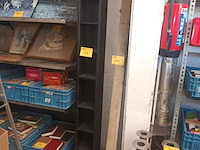 Lot 163 - zwarte kolomkast - afbeelding 1 van  2