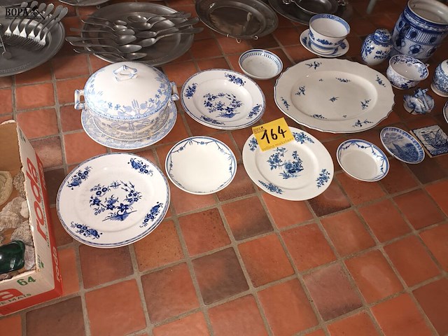 Lot 164 - antiek wit-blauw porselein. 22 stuks - afbeelding 1 van  4
