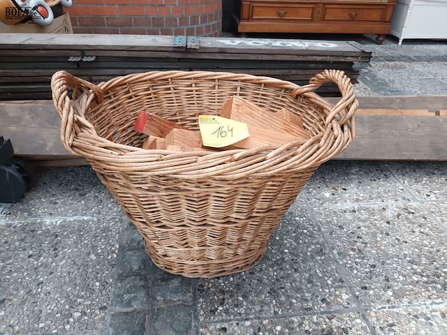Lot 164 - biezen mand met houtblokken - afbeelding 1 van  3
