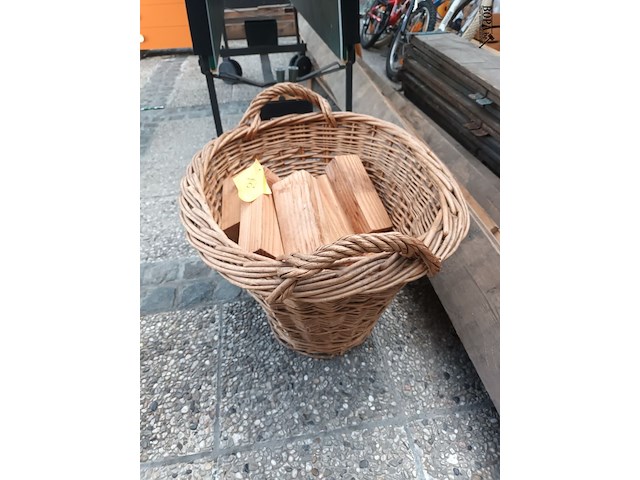 Lot 164 - biezen mand met houtblokken - afbeelding 2 van  3