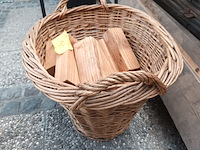 Lot 164 - biezen mand met houtblokken - afbeelding 2 van  3
