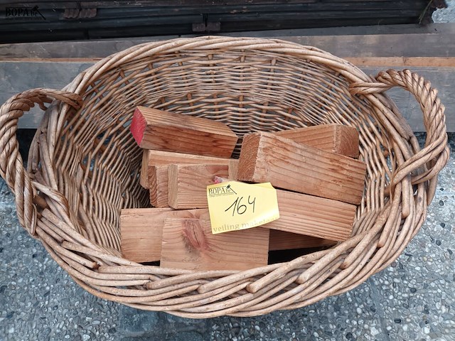 Lot 164 - biezen mand met houtblokken - afbeelding 3 van  3