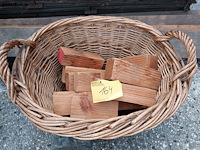 Lot 164 - biezen mand met houtblokken - afbeelding 3 van  3