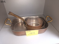 Lot 164 - koperen pannen en schaal. 3 stuks - afbeelding 1 van  3