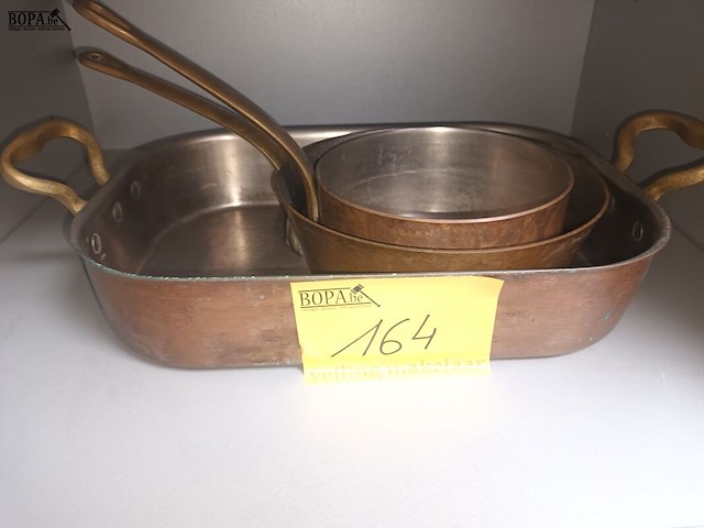 Lot 164 - koperen pannen en schaal. 3 stuks - afbeelding 2 van  3
