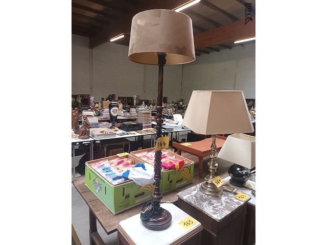 Lot 164 - lampedaire in houtdraaiwerk - afbeelding 1 van  3