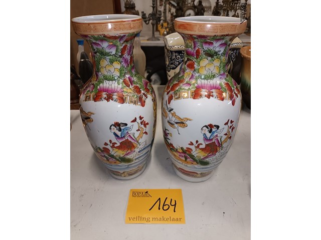 Lot 164 - oosterse vazen. 2 stuks - afbeelding 1 van  4