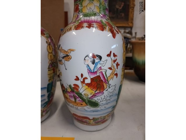 Lot 164 - oosterse vazen. 2 stuks - afbeelding 2 van  4