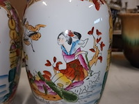 Lot 164 - oosterse vazen. 2 stuks - afbeelding 2 van  4