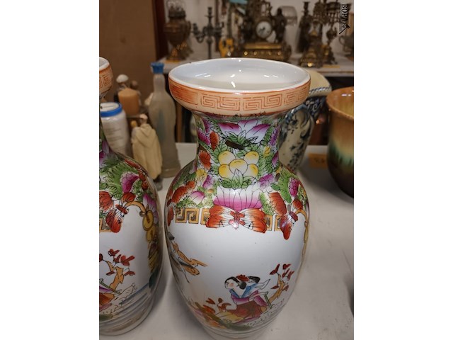 Lot 164 - oosterse vazen. 2 stuks - afbeelding 3 van  4