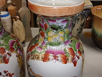 Lot 164 - oosterse vazen. 2 stuks - afbeelding 3 van  4