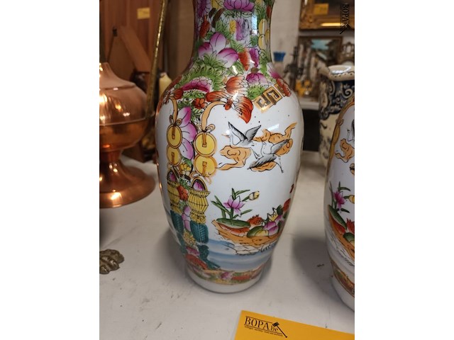 Lot 164 - oosterse vazen. 2 stuks - afbeelding 4 van  4