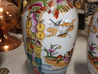 Lot 164 - oosterse vazen. 2 stuks - afbeelding 4 van  4