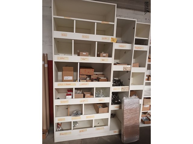 Lot 164 - witte melamine kasten met inhoud - afbeelding 2 van  6