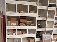 Lot 164 - witte melamine kasten met inhoud - afbeelding 2 van  6
