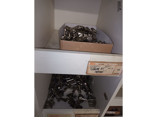 Lot 164 - witte melamine kasten met inhoud - afbeelding 4 van  6