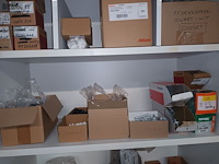 Lot 164 - witte melamine kasten met inhoud - afbeelding 6 van  6