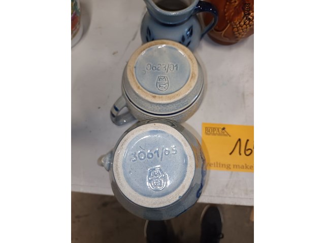 Lot 165 - aardewerk kruiken. 4 stuks - afbeelding 4 van  8