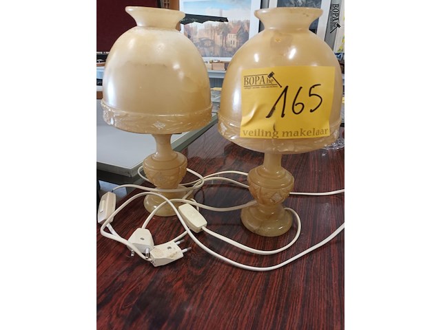 Lot 165 - albast tafellampen. 2 stuks - afbeelding 1 van  4