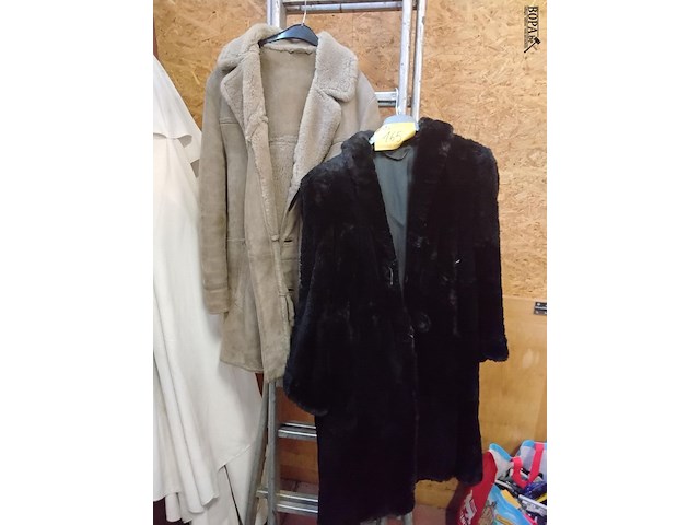 Lot 165 - bontjas dames zwart - afbeelding 1 van  2
