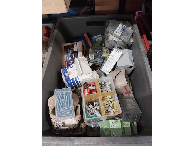 Lot 165 - lot bevestigingsmateriaal, pluggen, vijzen, nagels... - afbeelding 1 van  6