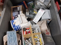 Lot 165 - lot bevestigingsmateriaal, pluggen, vijzen, nagels... - afbeelding 1 van  6