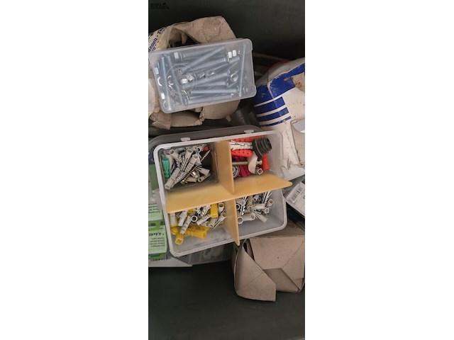 Lot 165 - lot bevestigingsmateriaal, pluggen, vijzen, nagels... - afbeelding 2 van  6
