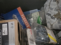 Lot 165 - lot bevestigingsmateriaal, pluggen, vijzen, nagels... - afbeelding 4 van  6