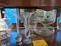 Lot 165 - lot glaswerk: schalen en vaasjes - afbeelding 1 van  3