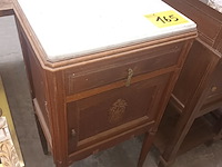 Lot 165 - nachtkastje met marmeren blad - afbeelding 2 van  4