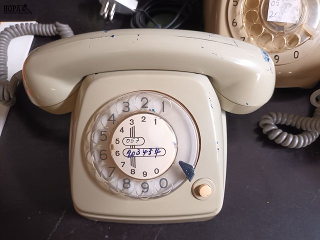 Lot 165 - oude telefoon. 3 stuks - afbeelding 2 van  3