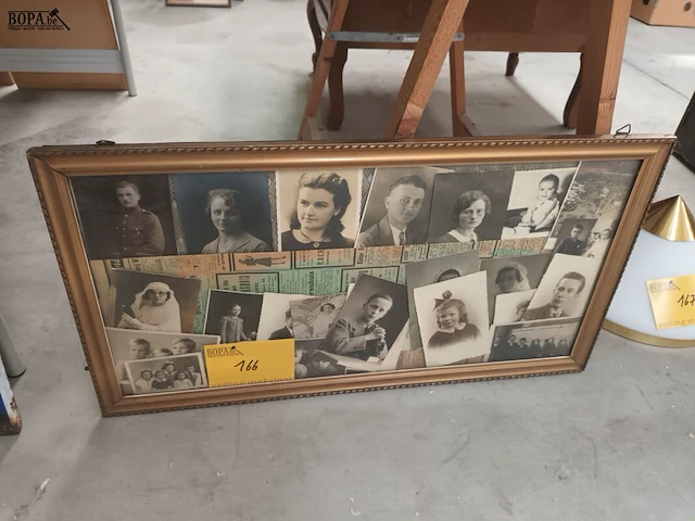 Lot 166 - fotokader met oude foto’s - afbeelding 1 van  2