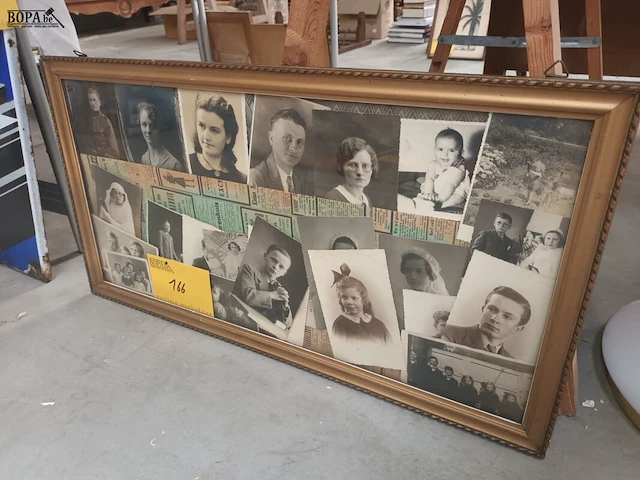 Lot 166 - fotokader met oude foto’s - afbeelding 2 van  2