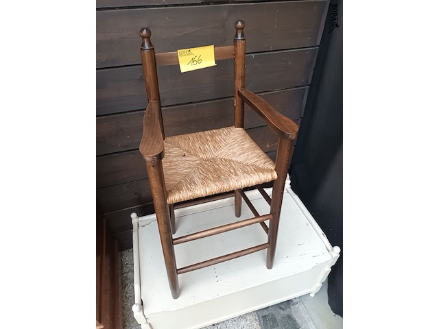 Lot 166 - kinderstoel en opbergkoffer - afbeelding 1 van  4