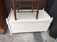 Lot 166 - kinderstoel en opbergkoffer - afbeelding 2 van  4