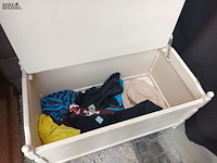 Lot 166 - kinderstoel en opbergkoffer - afbeelding 4 van  4