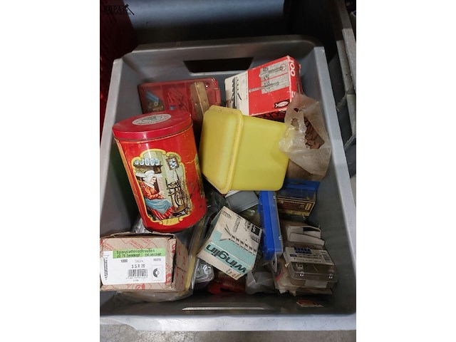 Lot 166 - lot bevestigingsmateriaal, pluggen, vijzen, nagels… - afbeelding 1 van  4