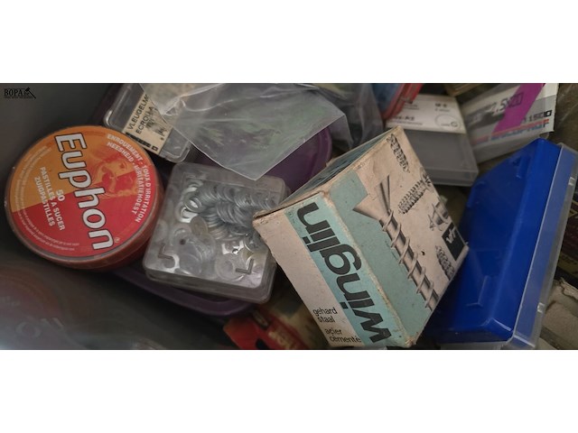 Lot 166 - lot bevestigingsmateriaal, pluggen, vijzen, nagels… - afbeelding 2 van  4