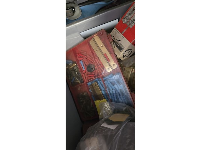 Lot 166 - lot bevestigingsmateriaal, pluggen, vijzen, nagels… - afbeelding 3 van  4