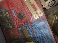 Lot 166 - lot bevestigingsmateriaal, pluggen, vijzen, nagels… - afbeelding 3 van  4