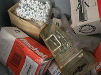 Lot 166 - lot bevestigingsmateriaal, pluggen, vijzen, nagels… - afbeelding 4 van  4