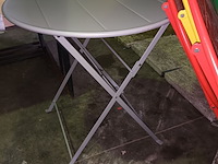 Lot 166 - ronde metalen klaptafels. 5 stuks - afbeelding 2 van  3