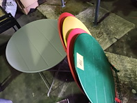 Lot 166 - ronde metalen klaptafels. 5 stuks - afbeelding 3 van  3