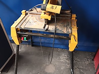 Lot 167 - afkortzaagmachine dewalt - afbeelding 1 van  4