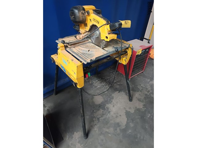 Lot 167 - afkortzaagmachine dewalt - afbeelding 2 van  4
