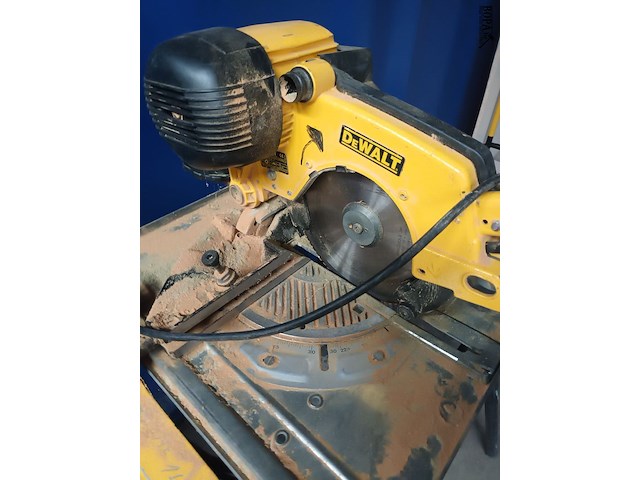 Lot 167 - afkortzaagmachine dewalt - afbeelding 3 van  4