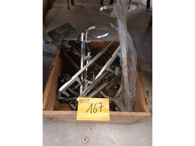 Lot 167 - bak met onderdelen dispensers - afbeelding 1 van  2