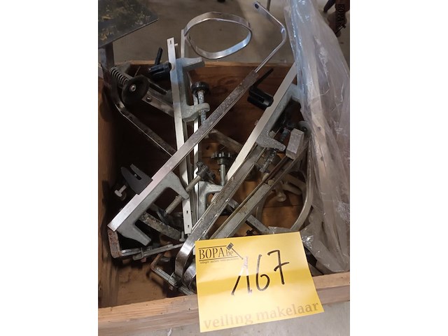 Lot 167 - bak met onderdelen dispensers - afbeelding 2 van  2